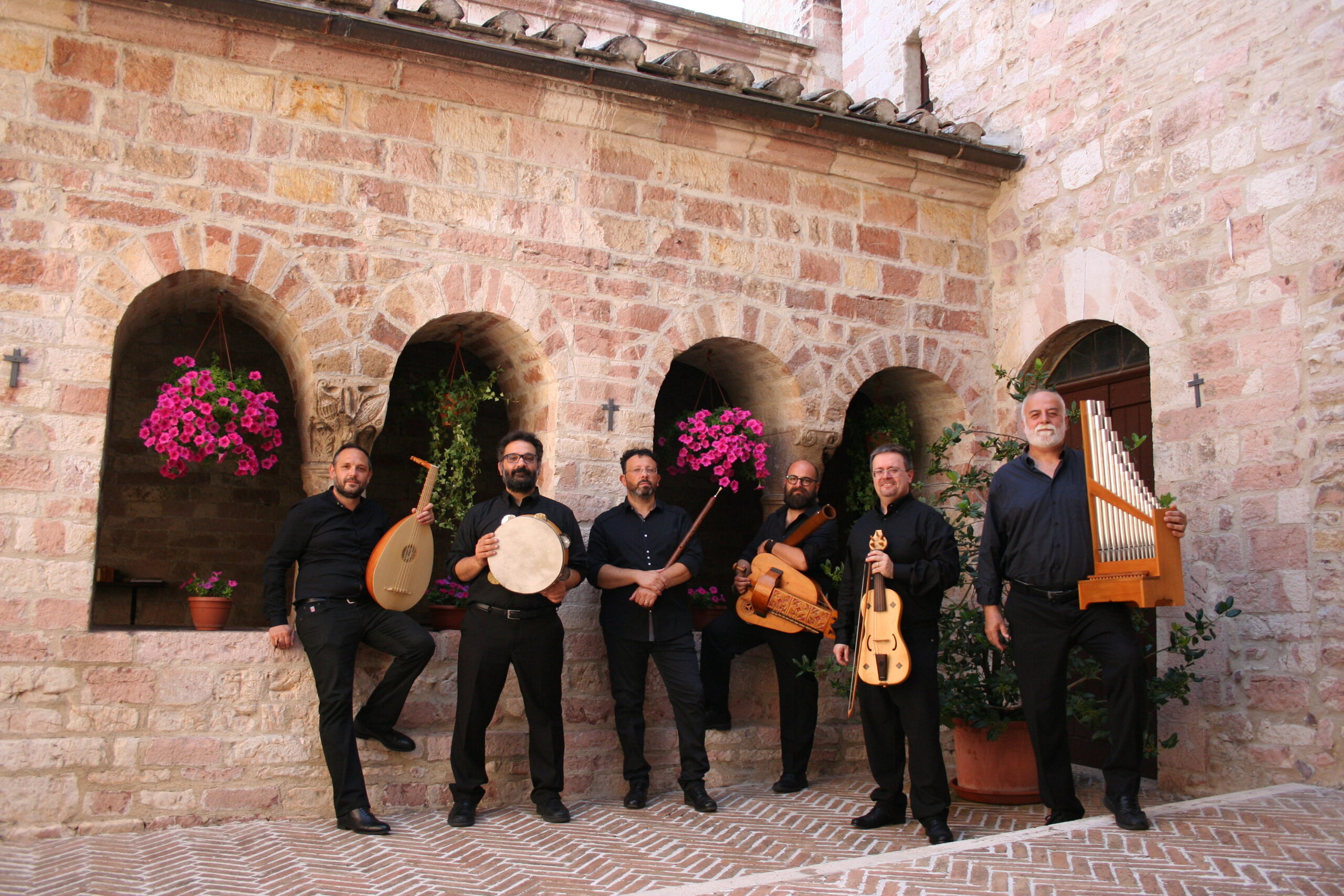 Anonima Frottolisti con i loro strumenti ad Assisi all'aperto.