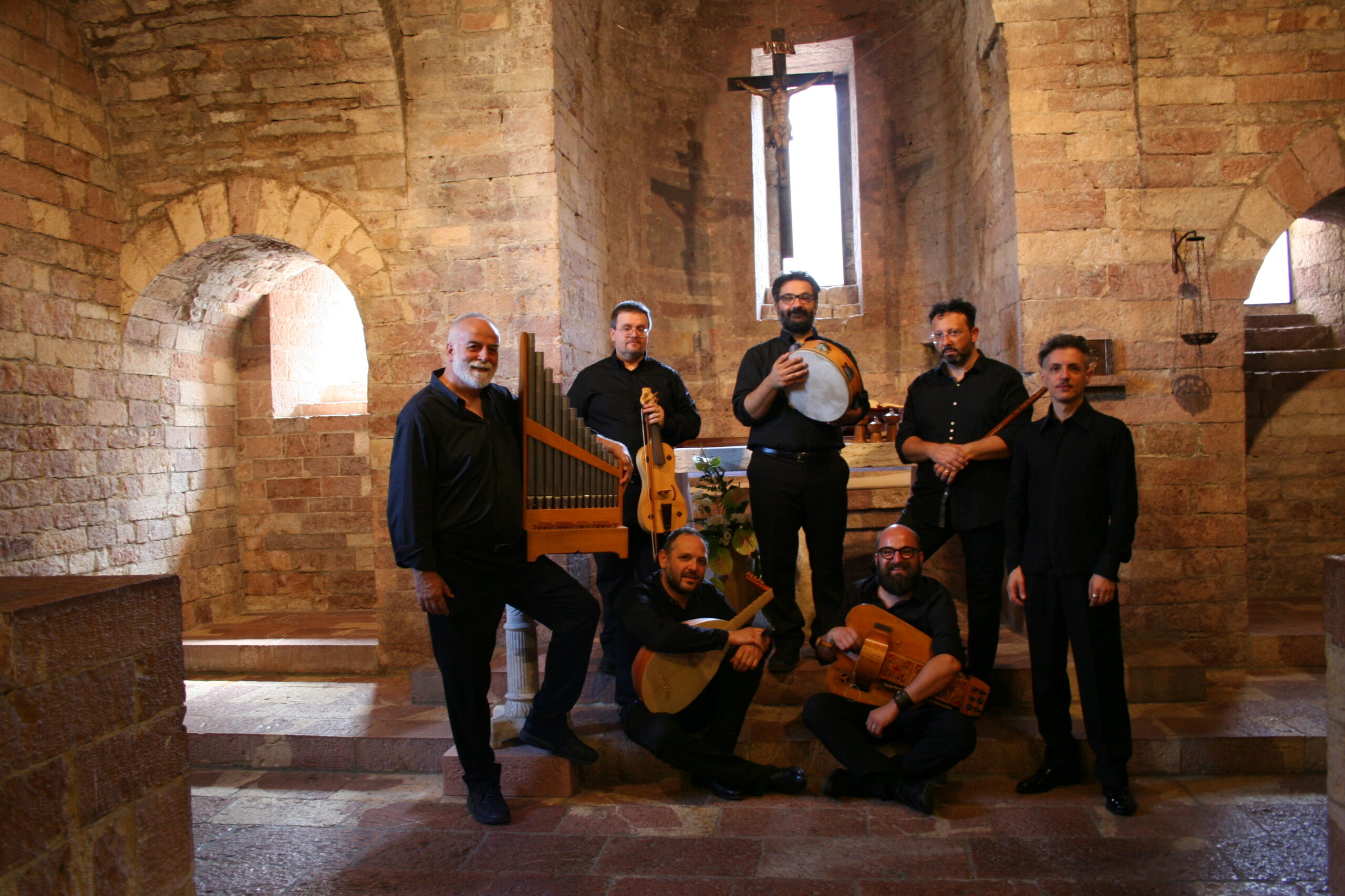 Anonima Frottolisti con i loro strumenti ad Assisi.
