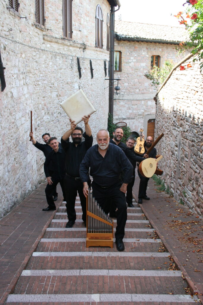 Anonima Frottolisti tra le strade di Assisi con i propri strumenti