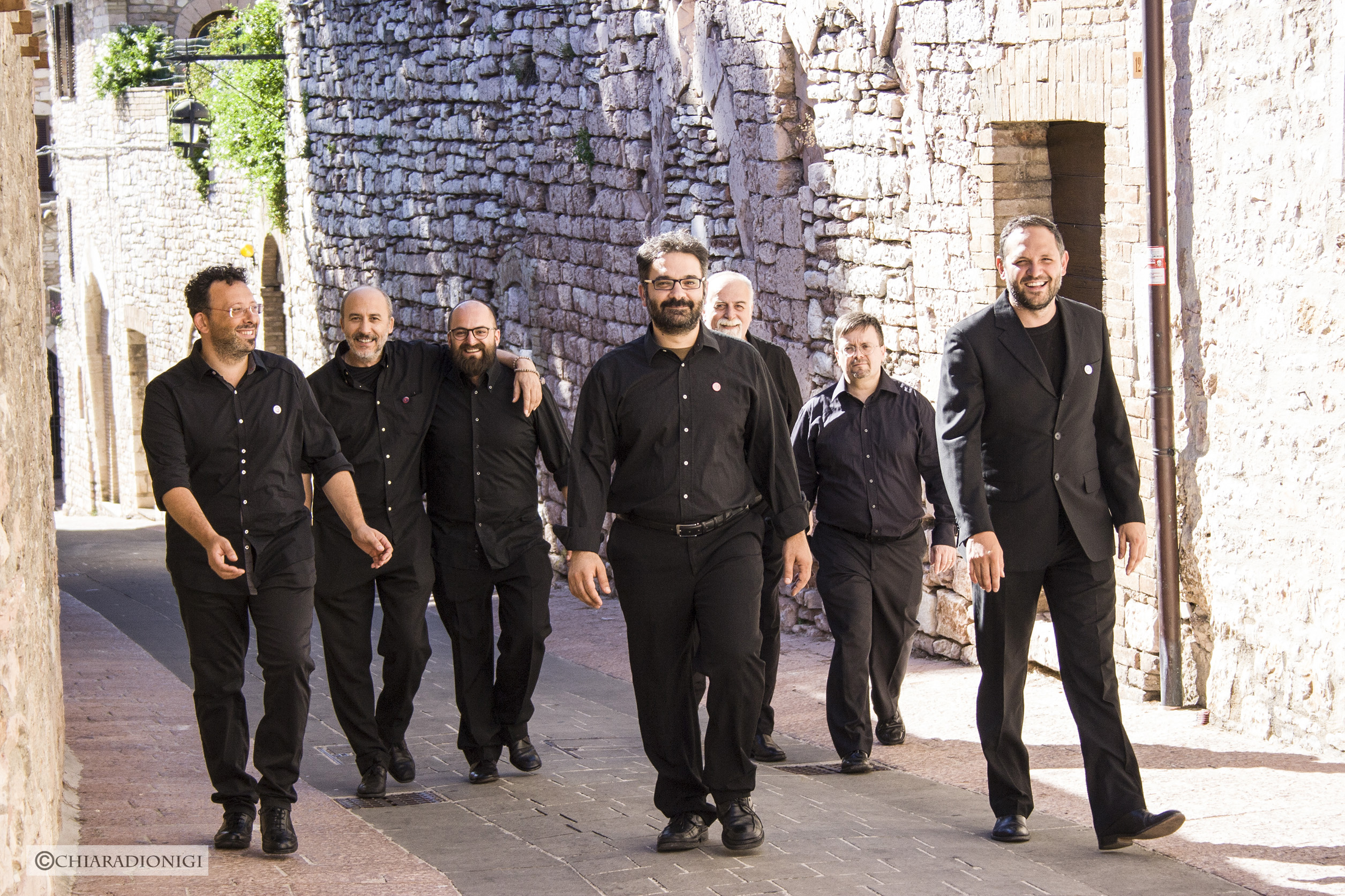 Anonima Frottolisti passeggiano ad Assisi.