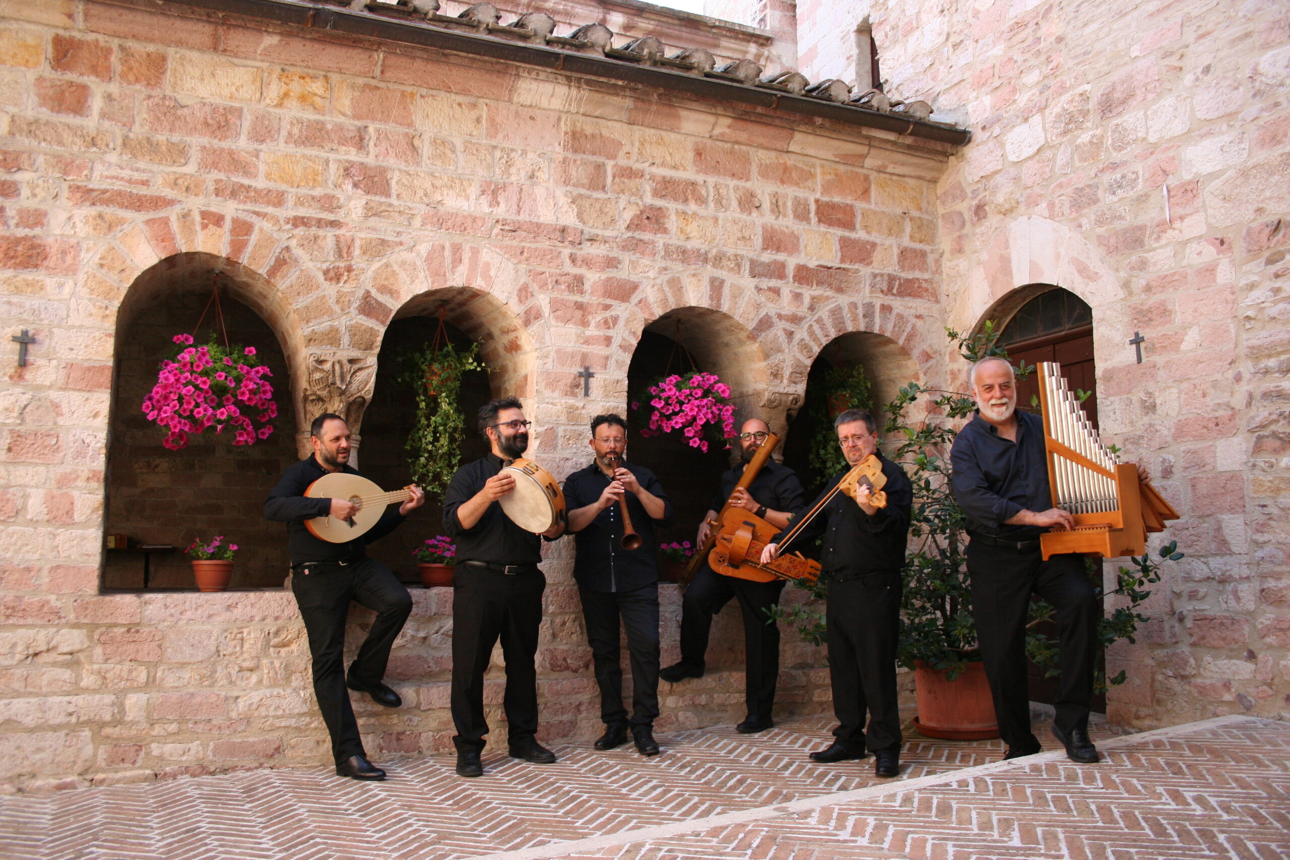 Anonima Frottolisti con i loro strumenti ad Assisi.