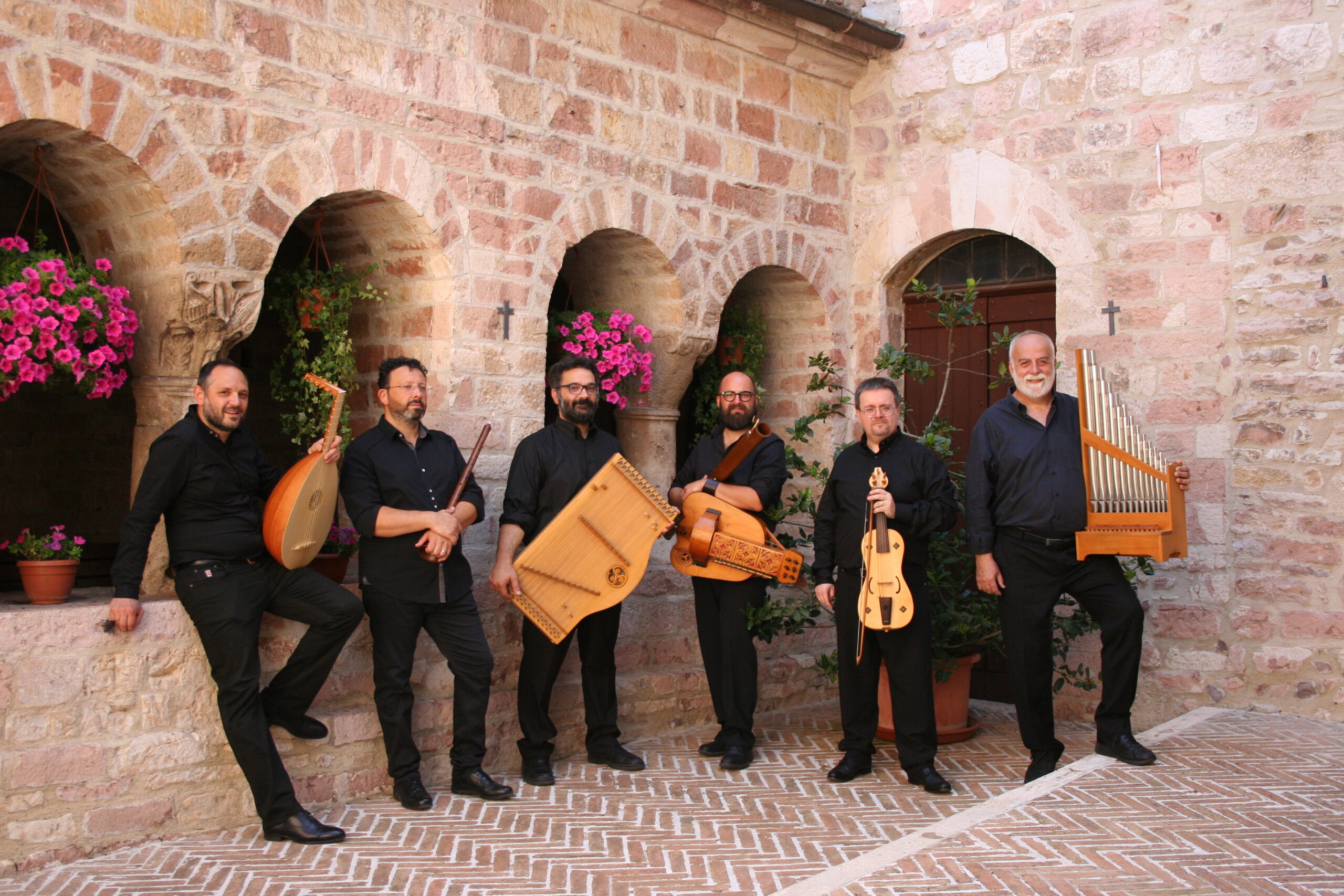 Anonima Frottolisti con i loro strumenti ad Assisi in esterna
